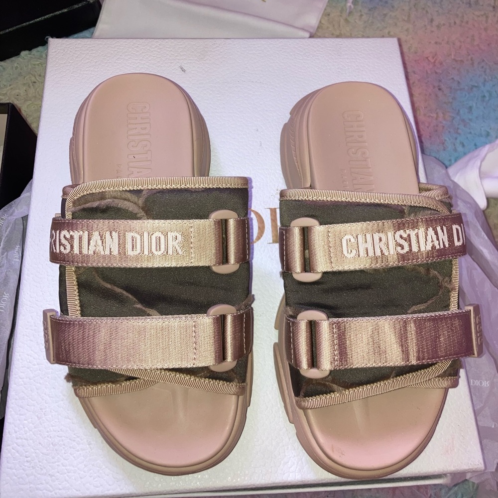 DIOR SLIDES ! Size 7